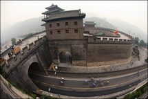 Wolf spotted near China's Great Wall Wolf spotted near China's Great Wall