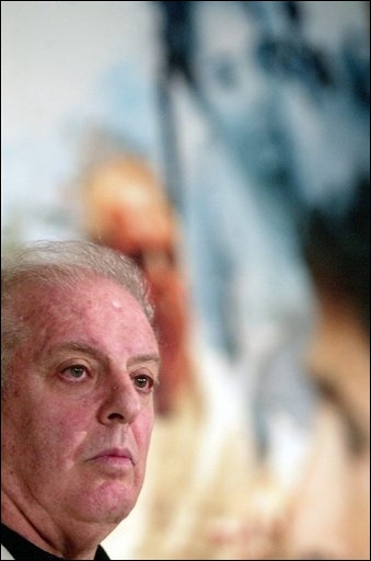 Conductor Barenboim urges Middle East peace at Vienna concert Conductor Barenboim urges Middle East peace at Vienna concert