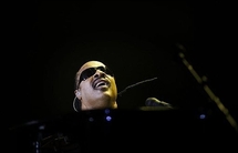 Stevie Wonder looking for gadgets for the blind Stevie Wonder looking for gadgets for the blind