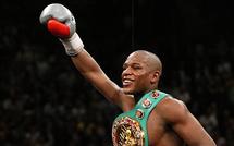 Boxing: Unbeaten Mayweather makes it official - he's back Boxing: Unbeaten Mayweather makes it official - he's back