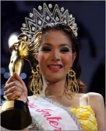 Tiaras, no tantrums at Thai transsexual beauty contest