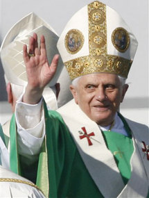 Pope hails sports in meeting swimming champions Pope hails sports in meeting swimming champions