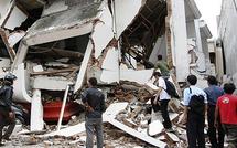Britain sends rescue team to quake-hit Indonesia