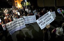 Israeli Arabs and Jews protest against Gaza blockade