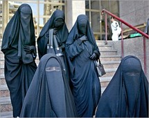 Cairo University students wearing the niqab in 2009