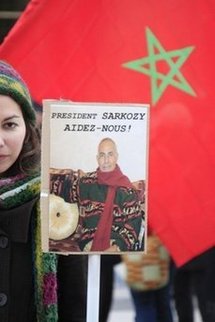 Sonia Terhzaz, the daughter of Kaddour Terhzaz, takes part in a demonstration in support of her father, in Paris, December 2009  (AFP/File/Mehdi Fedouach)