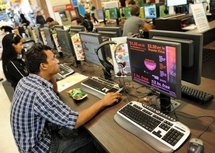 People surf the web in an internet cafe in Sydney (AFP/File/Torsten Blackwood) People surf the web in an internet cafe in Sydney (AFP/File/Torsten Blackwood)