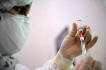 A doctor prepares a vaccine (AFP/File/Fayez Nureldine)