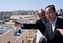 Secretary General of the United Nations Ban Ki-moon (right) looks at new houses built with UN-funding for Palestinians who lost their homes during the 2008-2009 Israeli offensive. (AFP/Pool/Mahmud Hams)