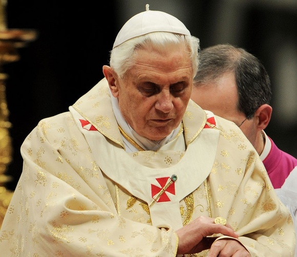 Pope Benedict XVI arrives on Saint-Peter's Square at the Vatican to celebrate Palm Sunday mass. (AFP/Andreas Solaro)