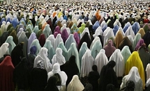 Muslim women pray outside Mecca's Grand Mosque in 2009. (Mahmud Hams/AFP)