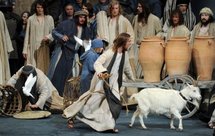 Frederik Mayet (centre) in the role of Jesus, and residents of Oberammergau Frederik Mayet (centre) in the role of Jesus, and residents of Oberammergau