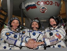 Russian cosmonaut Fyodor Yurchikhin (centre), and US astronauts Douglas Wheelock (left) and Shannon Walker (right) Russian cosmonaut Fyodor Yurchikhin (centre), and US astronauts Douglas Wheelock (left) and Shannon Walker (right)