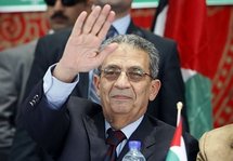 Arab League chief Amr Mussa waves to Palestinians during his visit to the Jabalia refugee camp. Arab League chief Amr Mussa waves to Palestinians during his visit to the Jabalia refugee camp.