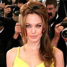 Jolie donates 100,000 dollars to aid Pakistan Jolie donates 100,000 dollars to aid Pakistan