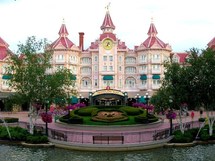 Muslim employee sues Disneyland over headscarf ban Muslim employee sues Disneyland over headscarf ban