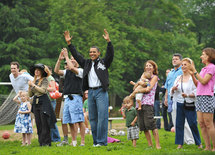 Obama back to basketball, but with daughters Obama back to basketball, but with daughters