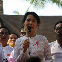 Suu Kyi says Arab revolts give hope to Myanmar
