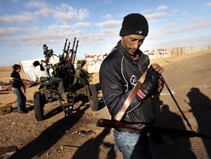 Powers boost Libya rebels, turn up pressure on Kadhafi