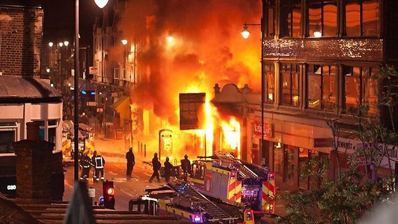Flames, rioting engulf London for third day Flames, rioting engulf London for third day