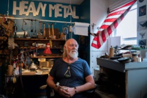 US jeweler made his own prosthetic thumb out of silver US jeweler made his own prosthetic thumb out of silver