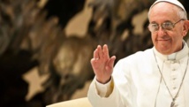 Pope apologizes for angrily slapping away woman's hand