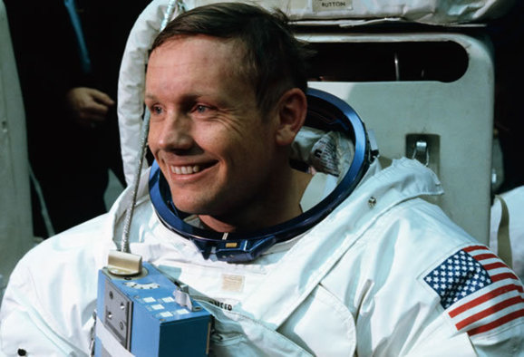 Tributes pour in for 'man on the moon' Armstrong