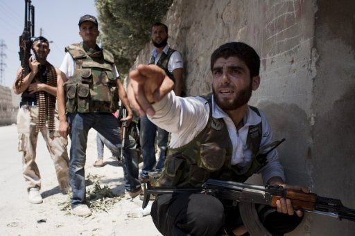 Syria rebels besiege town on Turkish border