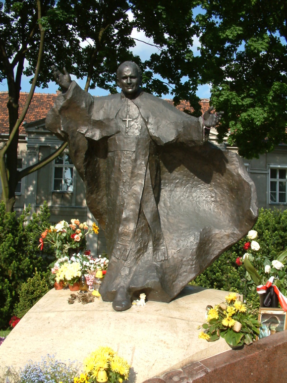 From: http://en.wikipedia.org/wiki/File:JPII_pomnik_Poznan.jpg From: http://en.wikipedia.org/wiki/File:JPII_pomnik_Poznan.jpg