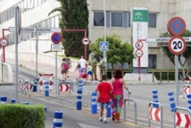 Parents of tumour boy held in Spain as sympathy grows Parents of tumour boy held in Spain as sympathy grows