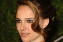 Natalie Portman sits in on retro space-age Dior fashion show Natalie Portman sits in on retro space-age Dior fashion show