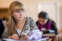 Mother braves east Ukraine frontline for children's homework Mother braves east Ukraine frontline for children's homework