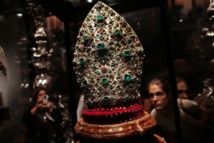 Saint's treasure sparks battle between Naples and Church Saint's treasure sparks battle between Naples and Church