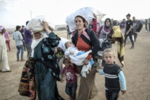 Thousands flee IS Syria stronghold as coalition closes in