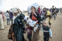 Thousands flee IS Syria stronghold as coalition closes in Thousands flee IS Syria stronghold as coalition closes in