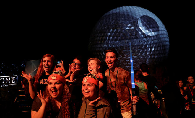 Fans keep faith as critics take sabres to Star Wars 'Rogue One' Fans keep faith as critics take sabres to Star Wars 'Rogue One'