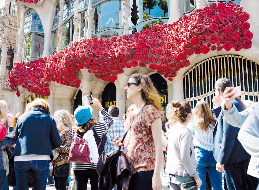 Catalans celebrate St George Day with roses and books