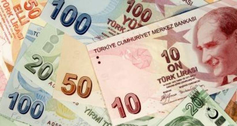 Turkish lira tumbles as row with US worsens; visa systems frozen
