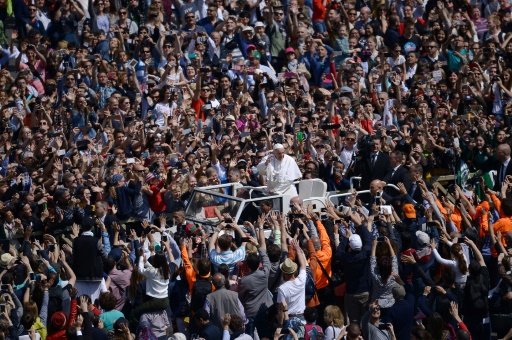 Pope evokes refugee crisis during Christmas Eve Mass in St Peter's