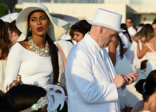 Thousands descend on Paris garden for mass dinner 'in white'