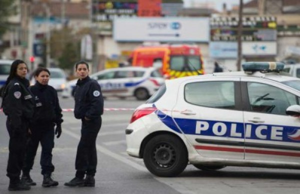 Man arrested after seven stabbed in Paris knife attack