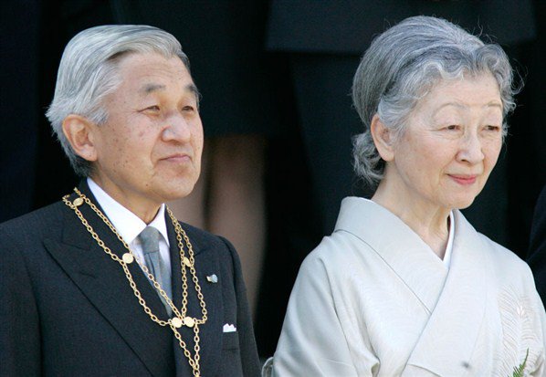 Japanese Emperor Akihito visits his father's tomb ahead of abdication Japanese Emperor Akihito visits his father's tomb ahead of abdication