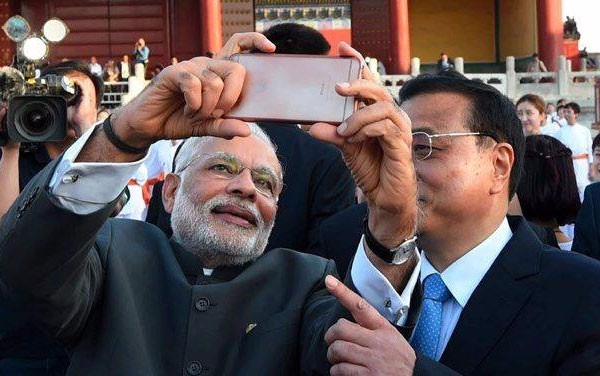 Modi praises scientists after India loses contact with Moon lander Modi praises scientists after India loses contact with Moon lander