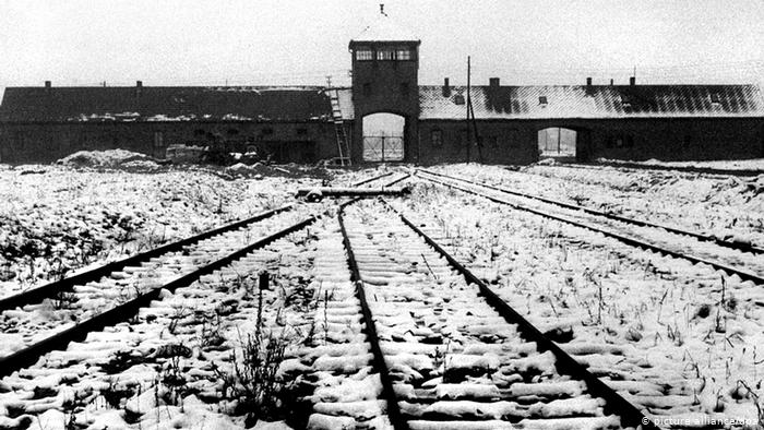 Survivors and world leaders meet at Auschwitz anniversary