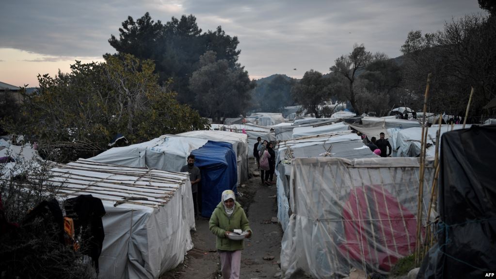 Firebombs, tears gas and migrants at the Greek-Turkish border fence