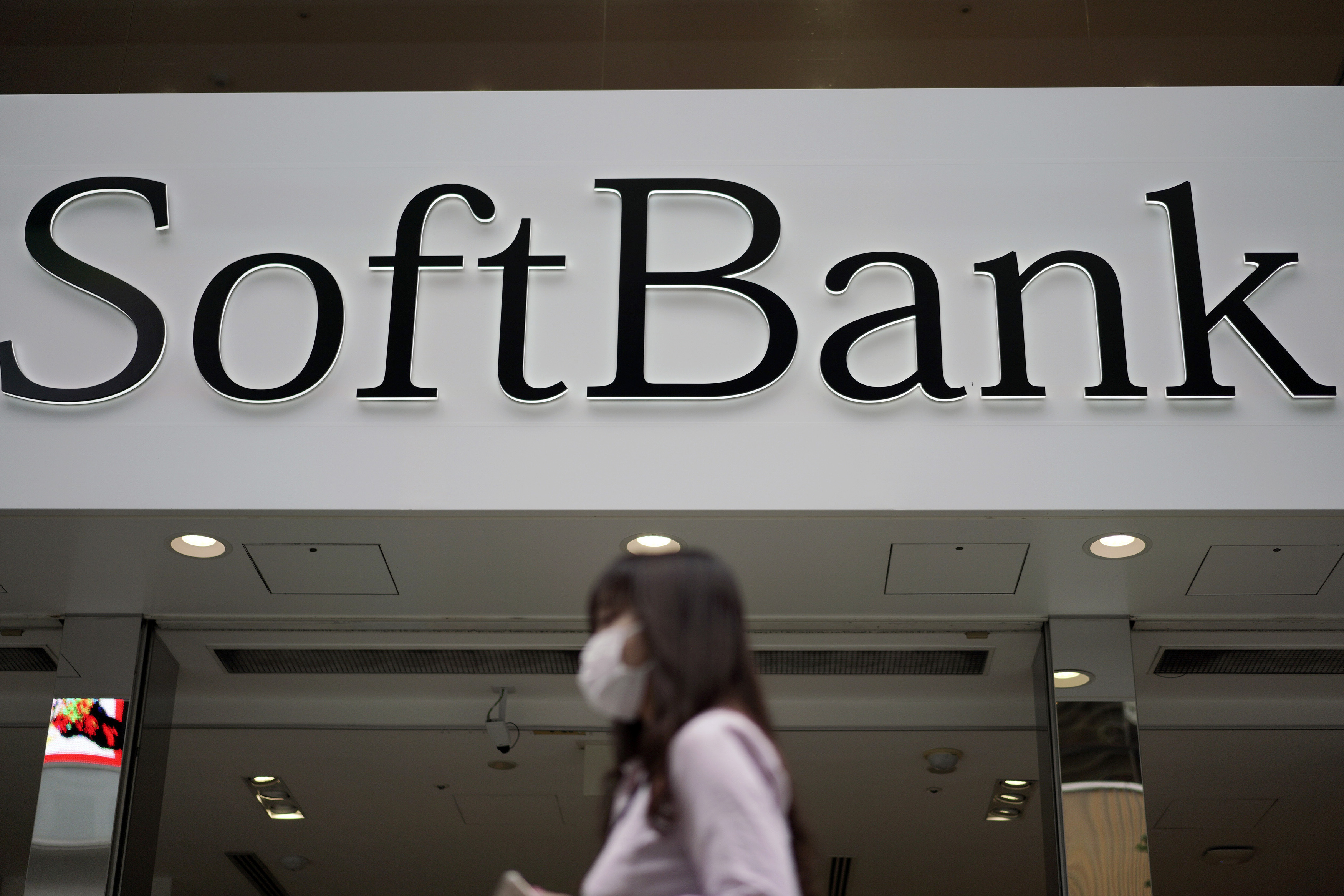 SoftBank logs record 1.4-trillion-yen net loss