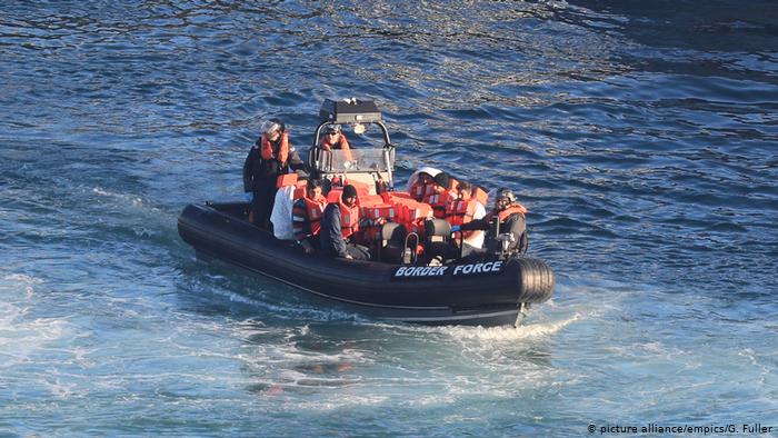 London calls on Paris to stop migrants from crossing English Channel