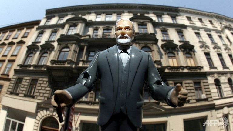 Urn containing Freud's ashes 'dropped during break-in' Urn containing Freud's ashes 'dropped during break-in'