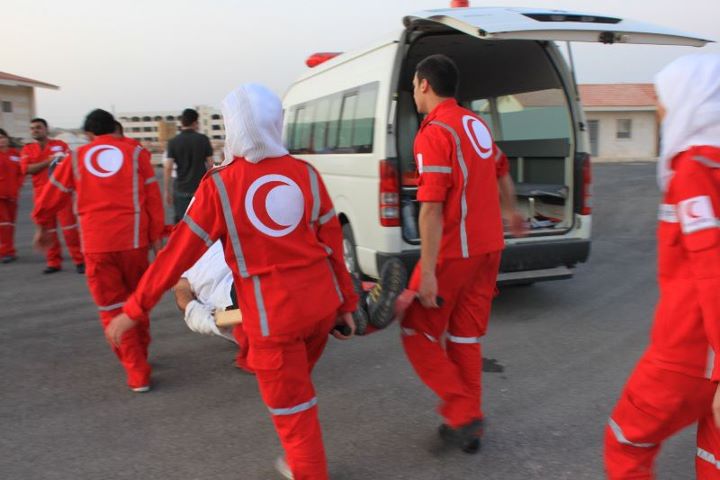 Red Crescent delivers aid to Homs despite coming under attack