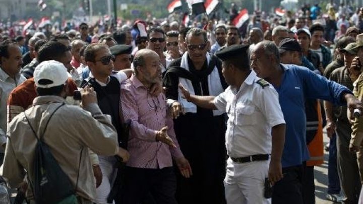 Egypt to hold mass trial of Morsi supporters for violence